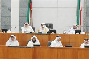 الرئيس جاسم الخرافي وامين السر عدنان عبدالصمد وديوسف الزلزلة على المنصة وتبدو الامانة العامة متين غوزال
