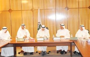 ماحمد الصبيح وعبدالعزيز العدساني خلال توقيع العقد