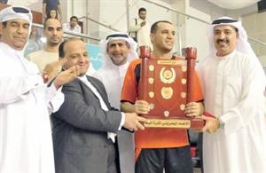 رئيس اتحاد كرة اليد البحريني علي اسحاقي يسلم الكاس الى كابتن الدير
﻿
