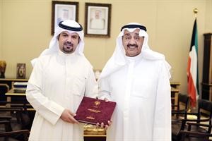 الخرافي اثناء استقباله الزميل محمد المشعان﻿