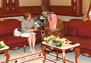 سمو رئيس الوزراء الشيخ ناصر المحمد مستقبلا السفيرة الاميركية ديبورا جونز بمناسبة انتهاء مهام عملها﻿