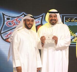 احمد الكوس من العلاقات العامة بنادي الكويت فاز بجائزة الاداري المميز
﻿