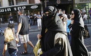 سواح خليجيون في احدى شوارع بيروت