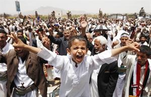 معارضون لصالح خلال تظاهرهم في جمعة الوفاء لشهداء الثورة امس	 افپ﻿