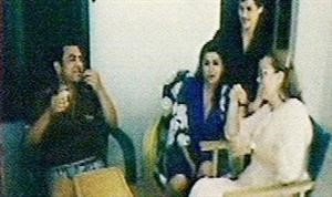 صورة حسني مبارك مع زوجته الثانية كما نشرتها جريدة الخميس﻿