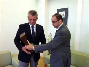 السفير بدر الحوطي خلال لقائه محافظ بشتني مري ماتشيكوتو
