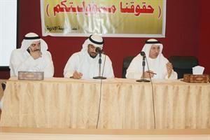 د وليد الطبطبائي وراشد النويهض وطلال الحسيني خلال الندوة﻿