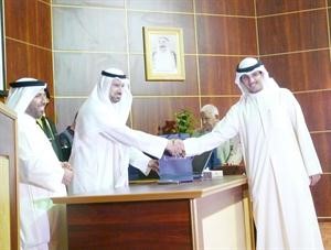 دعبدالله الكندري مكرما الزميل محمد المجر﻿