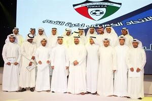الشيخ طلال الفهد مع مجموعة من مدربي المستقبل خلال حفل تكريم اتحاد الكرة 	كرم ذياب﻿