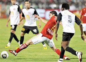 لاعب وسط الاهلي احمد حسن يسيطر على الكرة بمضايقة دفاع بتروجيت