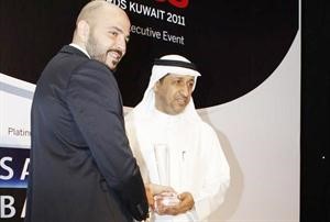 ممثل شركة ايكويت متسلما الجائزة
