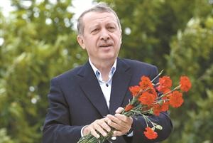 رجب طيب اردوغان يرمي الورود على مؤيديه في اسطنبول	رويترز﻿