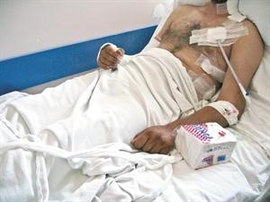 احد المصابين يرقد في مستشفى مدينة هطاي بعد تعرضه للرصاص خلال مظاهرات الاسبوع الماضي بجسر الشغور اپ﻿