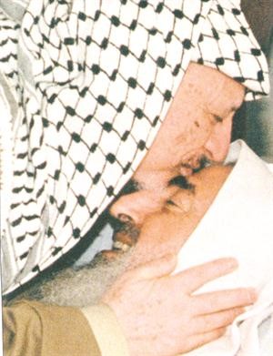 قبلة عرفاتية لراس المجاهد احمد ياسين﻿