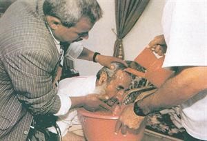 احد المرافقين للشيخ احمد ياسين يساعده﻿