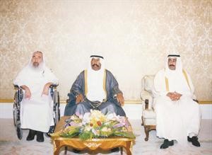 سمو الامير الراحل الوالد الشيخ سعد العبدالله رحمه الله يستقبل الشيخ احمد ياسين بحضور الروضان﻿