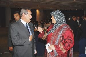 منير عبدالنور متحدثا للزميلة هناء السيد	ناصر عبد السيد﻿