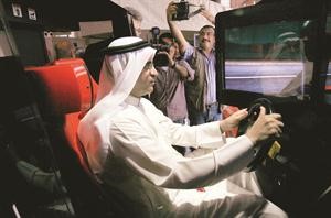 المليفي خلال تجربة احدى السيارات﻿