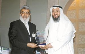 خالد السميط مكرما احد الفائزين متين غوزال