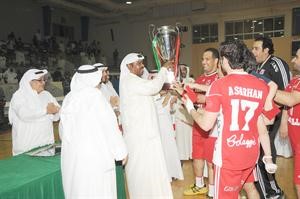 ناصر صالح يسلم الكاس لابطال الفحيحيل 	هاني الشمري﻿
