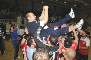 مدرب الفحيحيل سعيد حجازي مرفوعا على اكف اللاعبين﻿