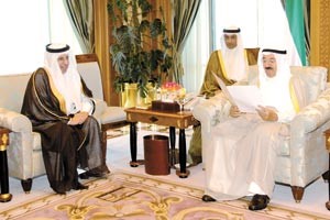 صاحب السمو الامير الشيخ صباح الاحمد يطالع رسالة صاحب السمو الملكي الامير نايف بن عبدالعزيز التي سلمها لسموه السفير السعودي دعبدالعزيز الفايز