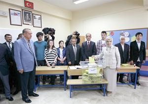امينة اردوغان تدلي بصوتها بحضور زوجها رئيس الحكومة رجيب طيب اردوغان في اسطنبول رويترز