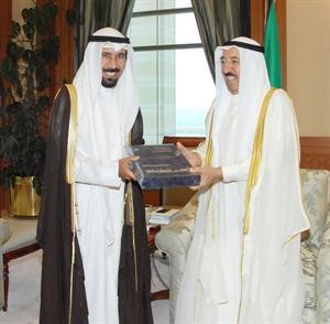 صاحب السمو الامير يتسلم الكتاب من الشيخ علي الجابر﻿