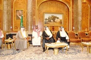 الشيخ صباح الخالد مبعوث صاحب السمو والشيخ طلال الفهد خلال تقديم واجب العزاء﻿