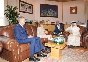 الشيخ جابر المبارك مستقبلا السفيرة الاميركية﻿