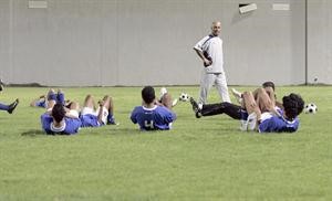 المدرب الوطني ماهر الشمري خلال التدريب﻿
