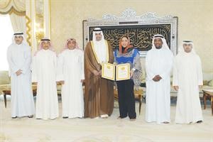 الشيخ خالد الفهد يقدم العضوية الشرفية للشيخة فادية السعد﻿