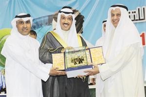 م حمد الفلاح وعادل الغريب مع الشيخ احمد الجابر في مناسبة سابقة