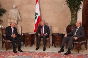 الرئيس ميشال سليمان متوسطا رئيس الحكومة نجيب ميقاتي ورئيس البرلمان نبيه بري في بعبدا امس محمود الطويل