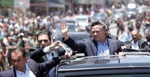 العاهل الاردني يحيي الجماهير خلال زيارته لمدينة الطفيلة رويترز