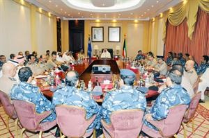وزير الداخلية الشيخ احمد الحمود خلال اجتماعه مع قيادات الوزارة﻿