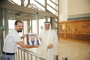 الرئيس جاسم الخرافي يتسلم بورتريه مكبرا اهداه اياه الزميل متين غوزال قبل خروجه من المجلس امس﻿