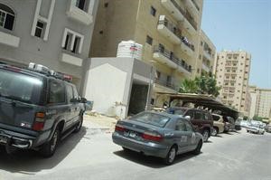 رجال الادلة الجنائية وامن الاحمدي في موقع الجريمة