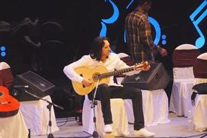 قائد الفرقة والعزف على الغيتار﻿