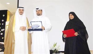 عبدالله البراك مكرما احد المشاركين كرم ذياب

