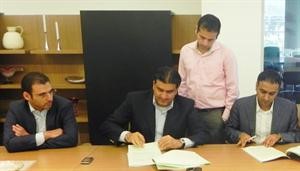 من اليسار الى اليمين هشام الريس وعصام جناحي وسانجاي تشابريا
