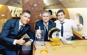 حارس ريال مدريد ايكر كاسياس مع مدربه جوزيه مورينيو والنجم كريستيانو رونالدو
