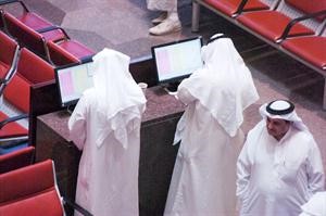 متداولون يتابعون العروض والطلبات عبر شاشة الكمبيوتر قاسم باشا
