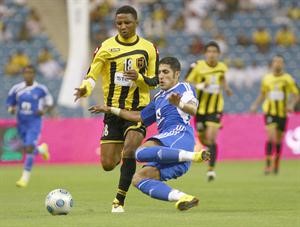 مدافع الهلال ماجد المرشدي ولاعب وسط الاتحاد محمد نور في لقاء سابق﻿