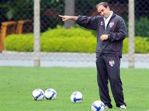 المدرب البرازيلي ريكاردو غوميز تنتظره مهمة صعبة مع المنتخب السعودي﻿