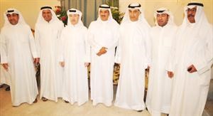 النائب حسين الحريتي وصالح بوشهري وعبدالرحمن الدولة مع عدد من المهنئين الى جوار المحتفى به﻿