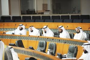 مبارك الوعلان وفلاح الصواغ ودوليد الطبطبائي ودجمعان الحربش ودفيصل المسلم خلال الجلسة﻿