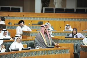 سمو رئيس الوزراء الشيخ ناصر المحمد يعلن استعداده لمناقشة الاستجواب وبجانبه علي الراشد﻿