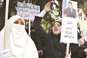 سوريون مقيمون في الاردن تظاهروا امام السفارة الروسية في عمان احتجاجا على موقف موسكو	رويترز﻿