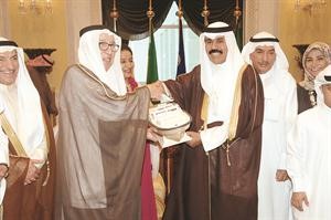 سمو ولي العهد الشيخ نواف الاحمد يتسلم هدية تذكارية من برجس البرجس
